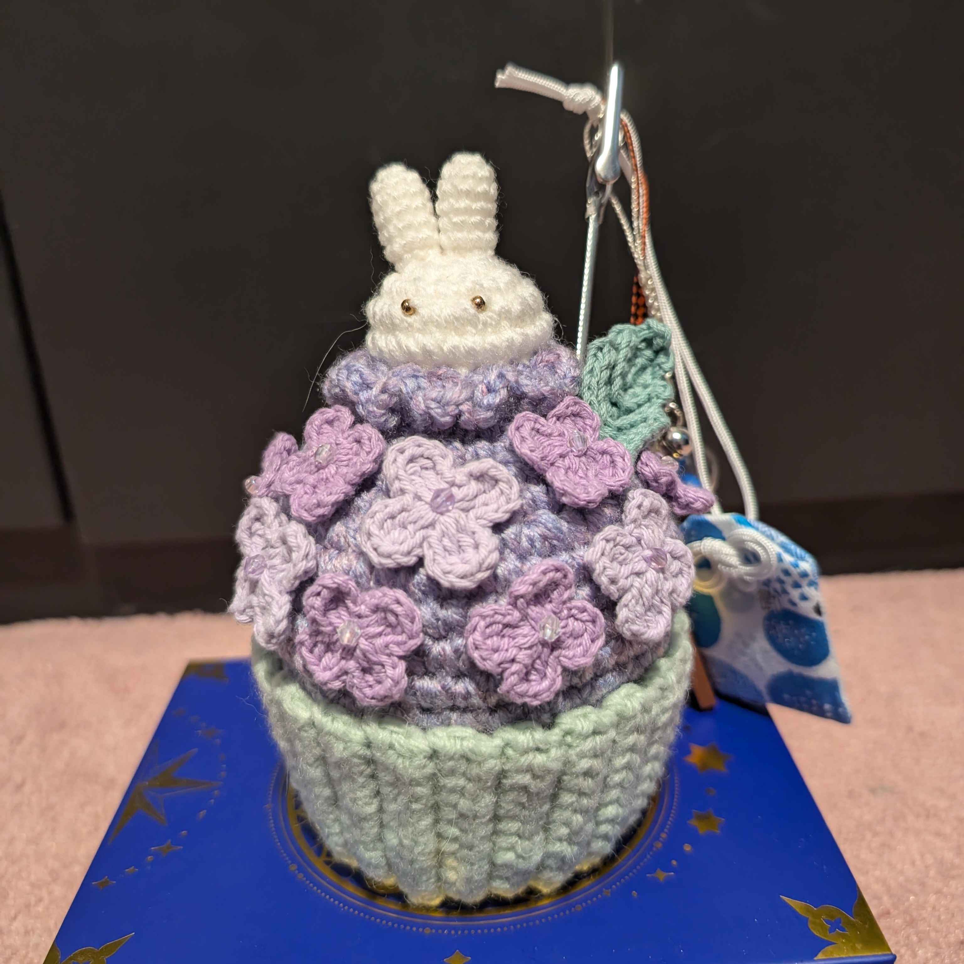 I was interested in modeling a model that included several elements, the flowers featured on this bunny cupcake  intrigued me a lot and I was enticed by the idea of a challenge
                 